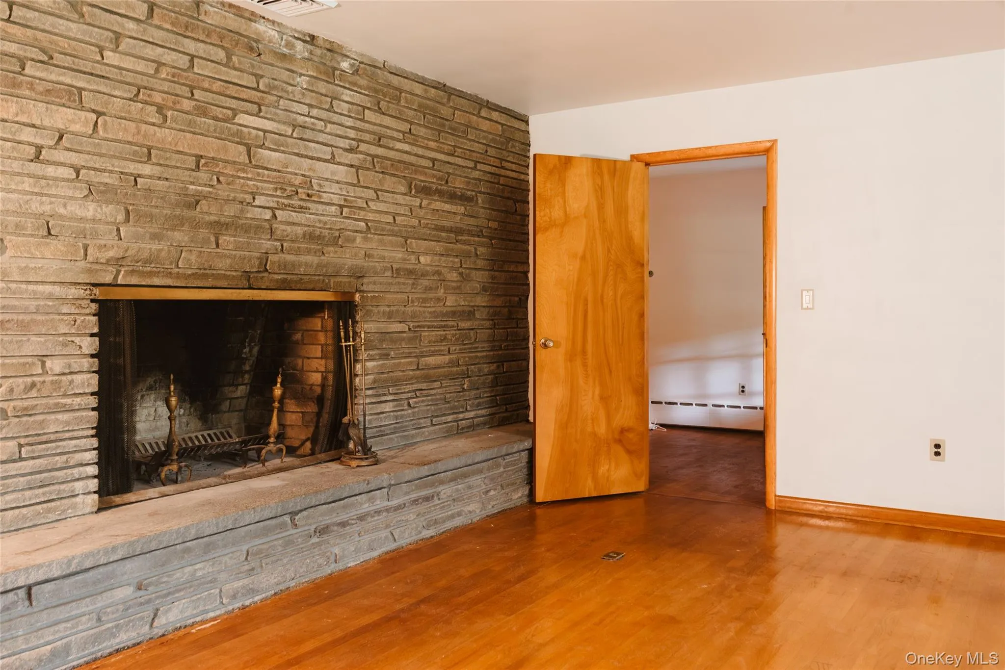 Living Room opens to breezeway entry. Close off this door and utilize the 1 bedroom apartment Living Room opens to breezeway entry. Close off this door and utilize the 1 bedroom apartment