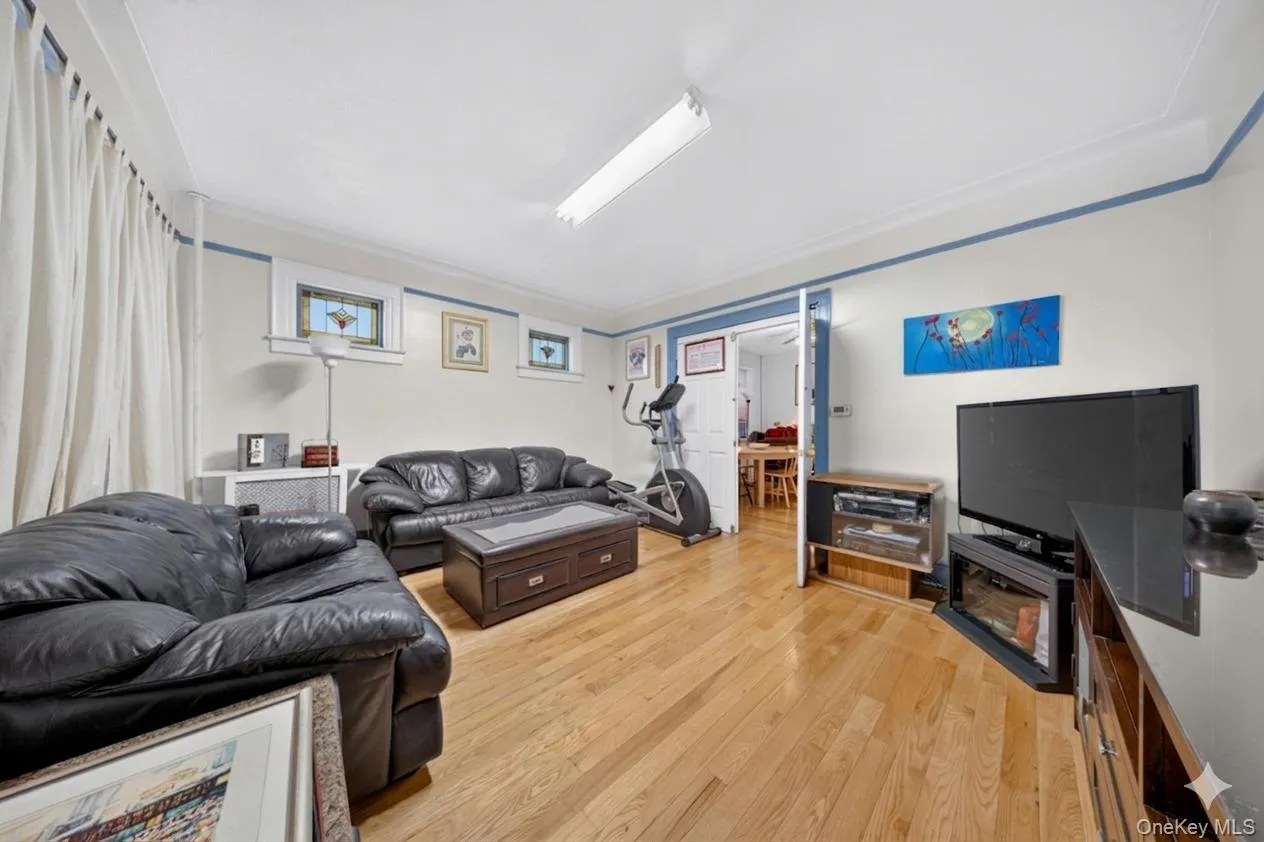 4084 Denman Street, New York, NY, 4 Bedrooms Bedrooms, 8 Rooms Rooms,2 BathroomsBathrooms,Residential,For Rent,Denman,0,1055293 4084 Denman Street, New York, NY, 4 Bedrooms Bedrooms, 8 Rooms Rooms,2 BathroomsBathrooms,Residential,For Rent,Denman,0,1055293