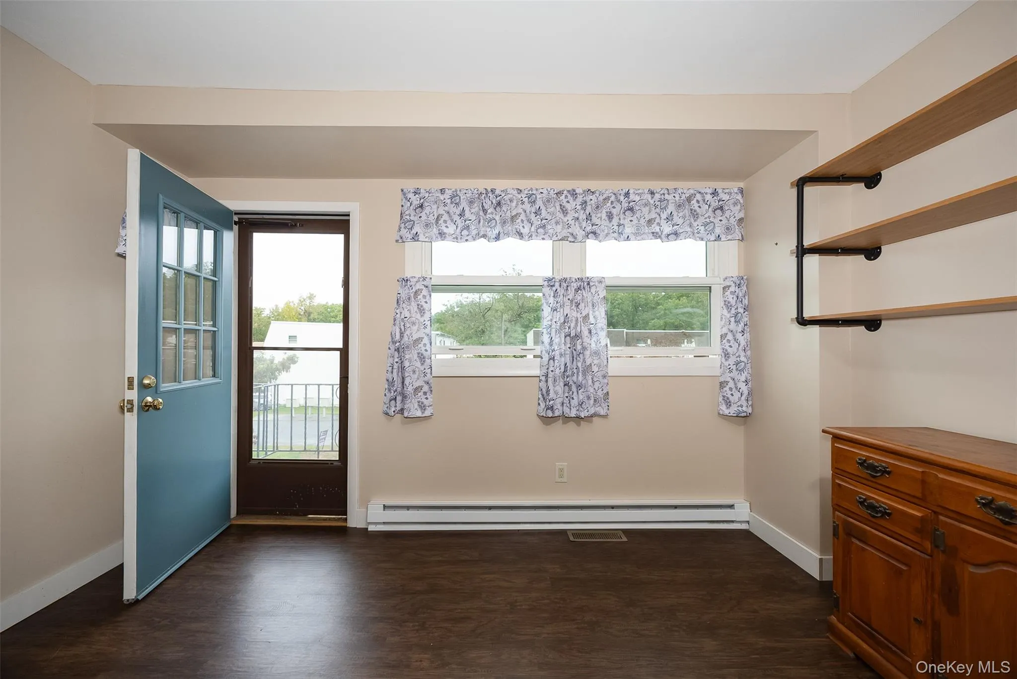 8 Boxwood Court, Hyde Park, NY, 3 Bedrooms Bedrooms, 6 Rooms Rooms,1 BathroomBathrooms,Residential,For Rent,Boxwood,0,1055305 8 Boxwood Court, Hyde Park, NY, 3 Bedrooms Bedrooms, 6 Rooms Rooms,1 BathroomBathrooms,Residential,For Rent,Boxwood,0,1055305