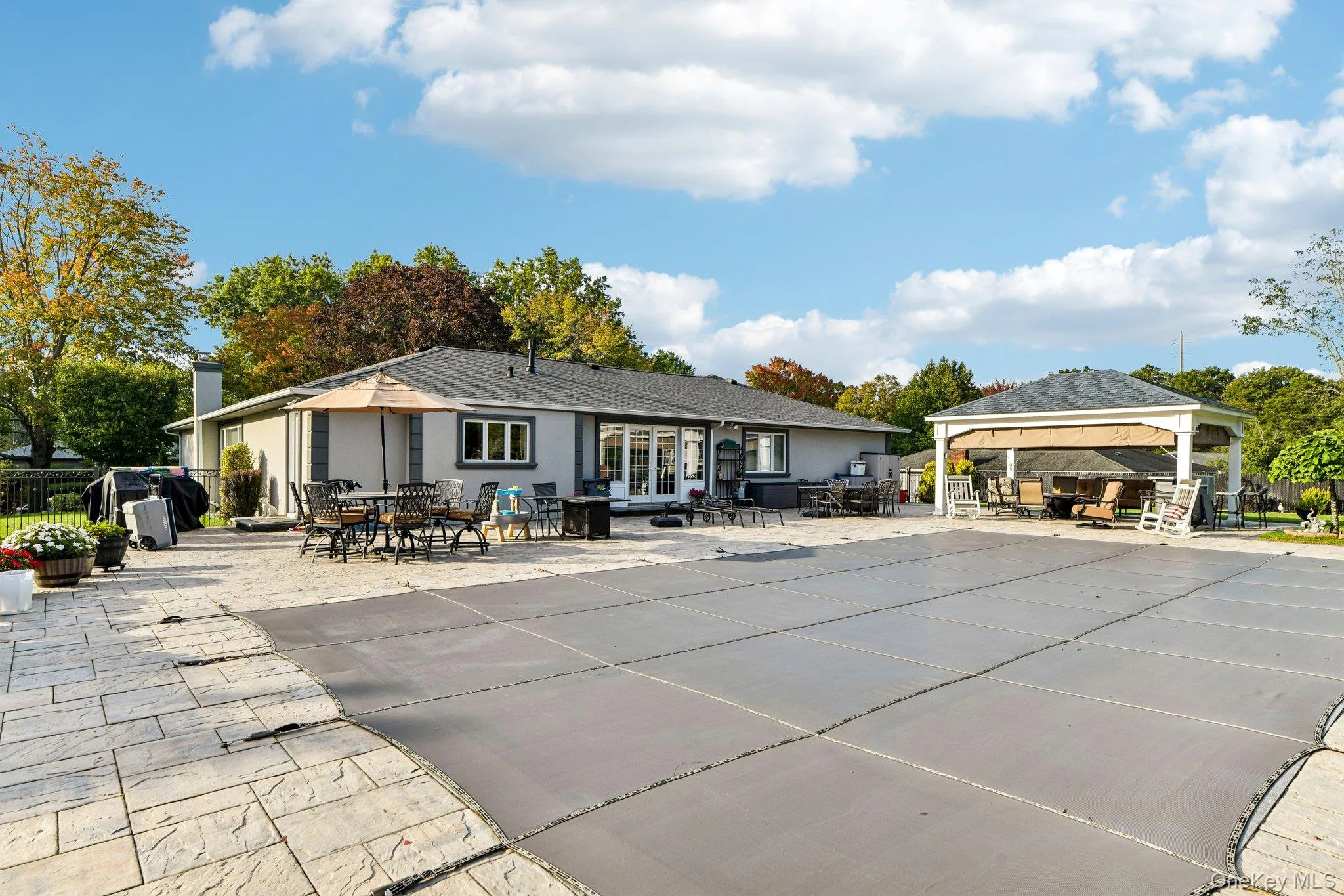 Country Club Yard - 20x40 Inground Vinyl Pool - Gazebo Country Club Yard - 20x40 Inground Vinyl Pool - Gazebo