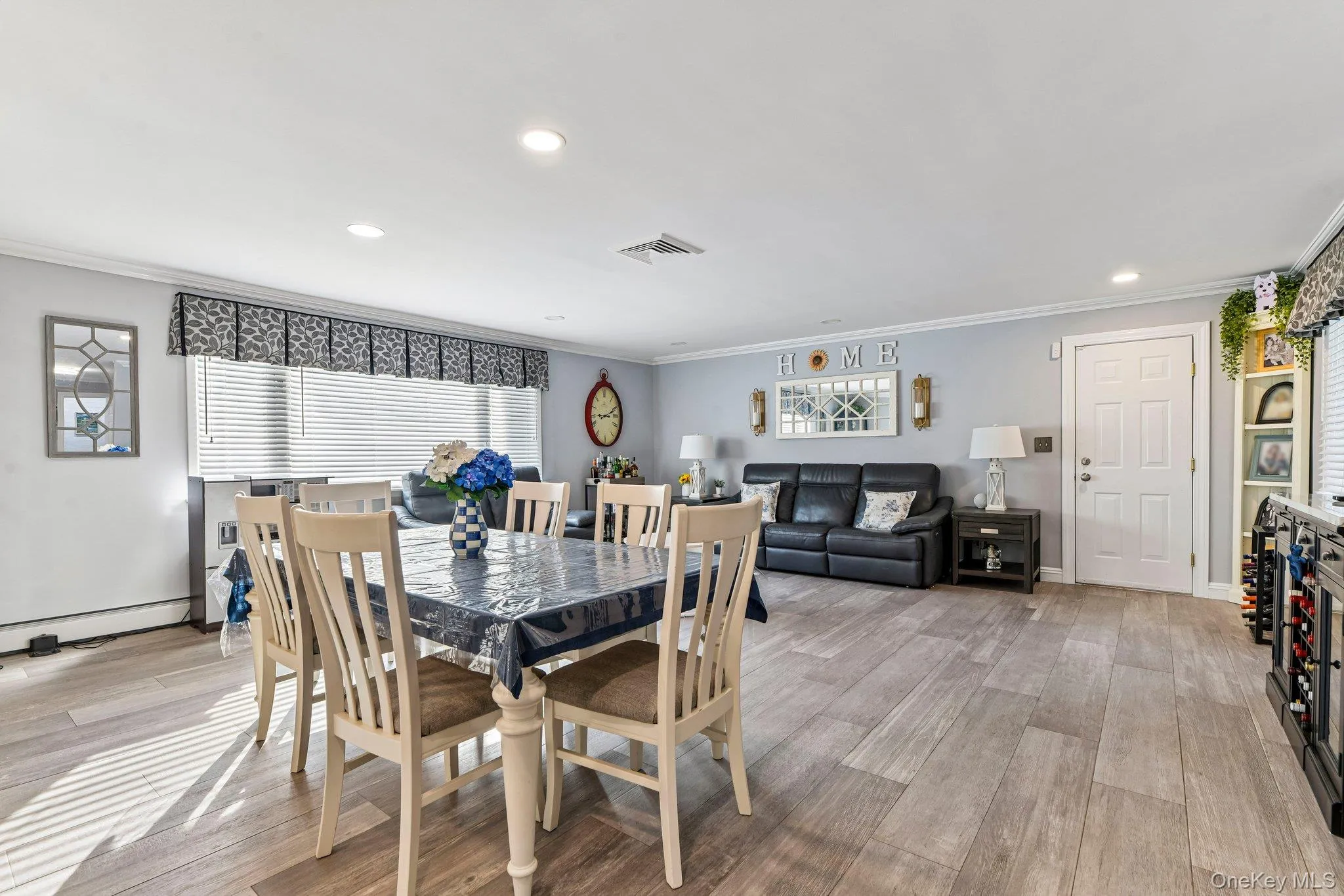 Open concept to adjoining kitchen. Open concept to adjoining kitchen.