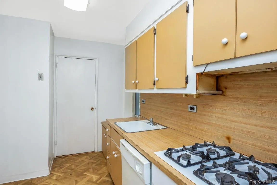 18-40 211th Street, New York, NY, 2 Bedrooms Bedrooms, 5 Rooms Rooms,1 BathroomBathrooms,Residential,For Rent,211th,0,1055321 18-40 211th Street, New York, NY, 2 Bedrooms Bedrooms, 5 Rooms Rooms,1 BathroomBathrooms,Residential,For Rent,211th,0,1055321