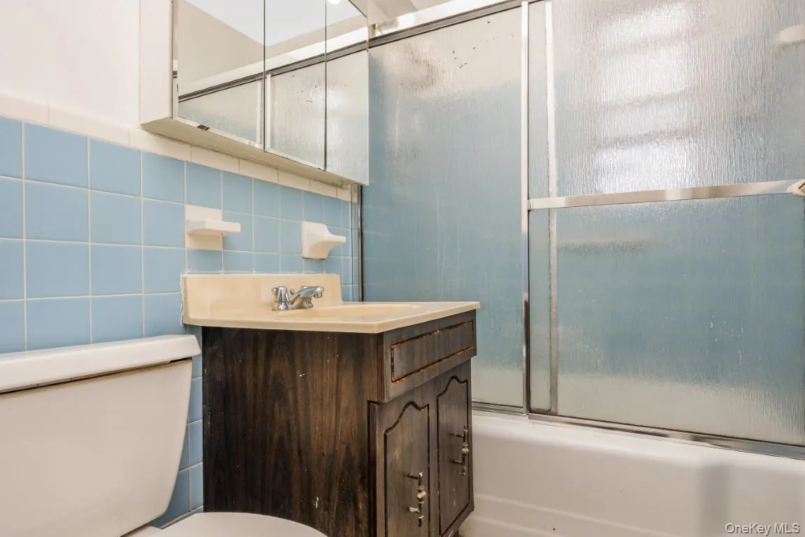 18-40 211th Street, New York, NY, 2 Bedrooms Bedrooms, 5 Rooms Rooms,1 BathroomBathrooms,Residential,For Rent,211th,0,1055321 18-40 211th Street, New York, NY, 2 Bedrooms Bedrooms, 5 Rooms Rooms,1 BathroomBathrooms,Residential,For Rent,211th,0,1055321