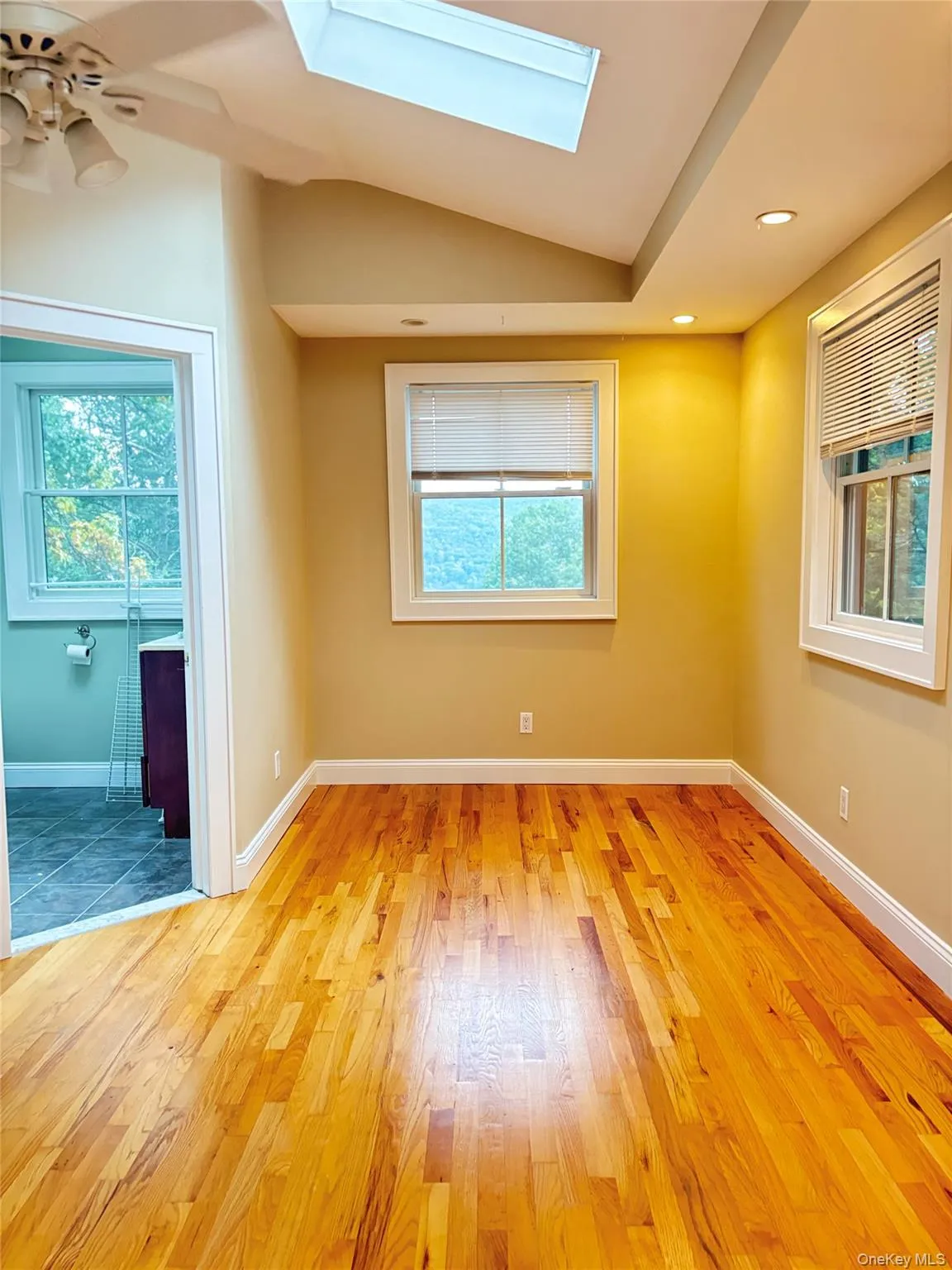 Spacious bedroom with plenty of natural light has en-suite. Spacious bedroom with plenty of natural light has en-suite.