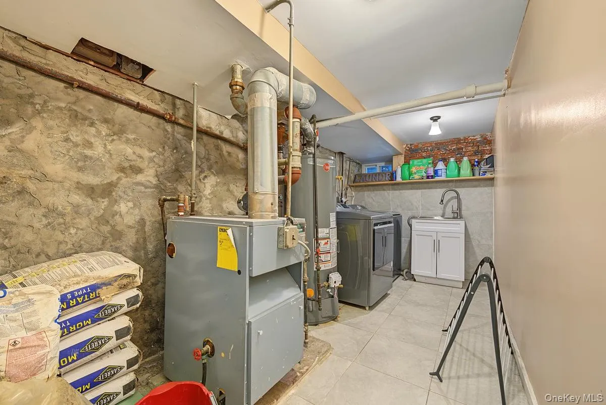 37 Grant Avenue, New York, NY, 2 Bedrooms Bedrooms, 6 Rooms Rooms,1 BathroomBathrooms,Residential,For Rent,Grant,0,1055390 37 Grant Avenue, New York, NY, 2 Bedrooms Bedrooms, 6 Rooms Rooms,1 BathroomBathrooms,Residential,For Rent,Grant,0,1055390