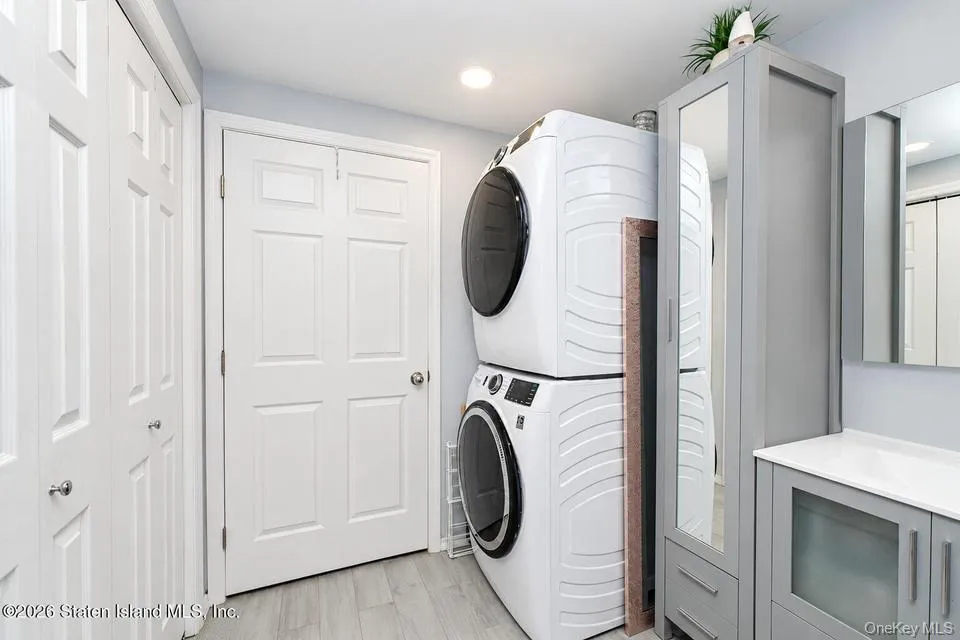 23 Dreyer Ave, New York, NY, 3 Bedrooms Bedrooms, 9 Rooms Rooms,2 BathroomsBathrooms,Residential,For Rent,Dreyer Ave,0,1055419 23 Dreyer Ave, New York, NY, 3 Bedrooms Bedrooms, 9 Rooms Rooms,2 BathroomsBathrooms,Residential,For Rent,Dreyer Ave,0,1055419