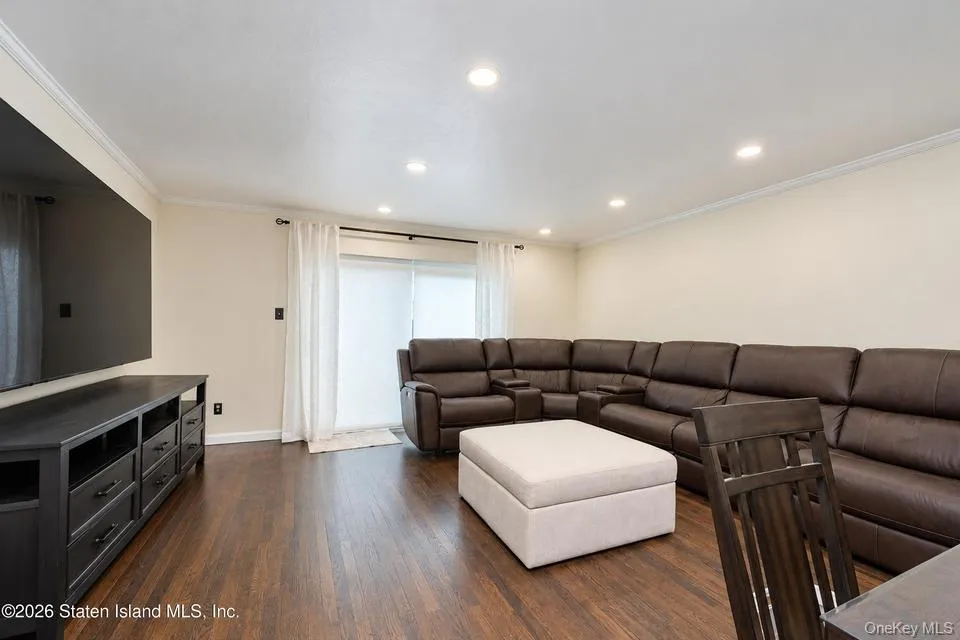 23 Dreyer Ave, New York, NY, 3 Bedrooms Bedrooms, 9 Rooms Rooms,2 BathroomsBathrooms,Residential,For Rent,Dreyer Ave,0,1055419 23 Dreyer Ave, New York, NY, 3 Bedrooms Bedrooms, 9 Rooms Rooms,2 BathroomsBathrooms,Residential,For Rent,Dreyer Ave,0,1055419