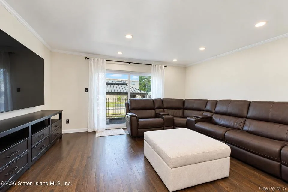 23 Dreyer Ave, New York, NY, 3 Bedrooms Bedrooms, 9 Rooms Rooms,2 BathroomsBathrooms,Residential,For Rent,Dreyer Ave,0,1055419 23 Dreyer Ave, New York, NY, 3 Bedrooms Bedrooms, 9 Rooms Rooms,2 BathroomsBathrooms,Residential,For Rent,Dreyer Ave,0,1055419