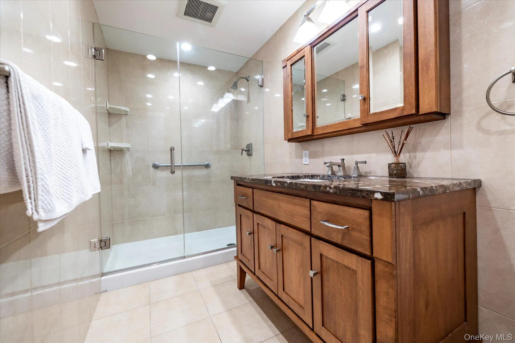 Large full Bath with Shower Large full Bath with Shower