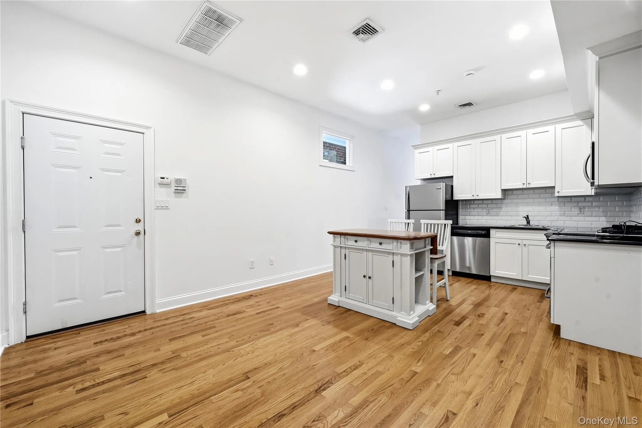 276 Main Street, Huntington, NY, 1 Bedroom Bedrooms, 4 Room Rooms,1 BathroomBathrooms,Residential Lease,For Rent,Main,0,1055433 276 Main Street, Huntington, NY, 1 Bedroom Bedrooms, 4 Room Rooms,1 BathroomBathrooms,Residential Lease,For Rent,Main,0,1055433