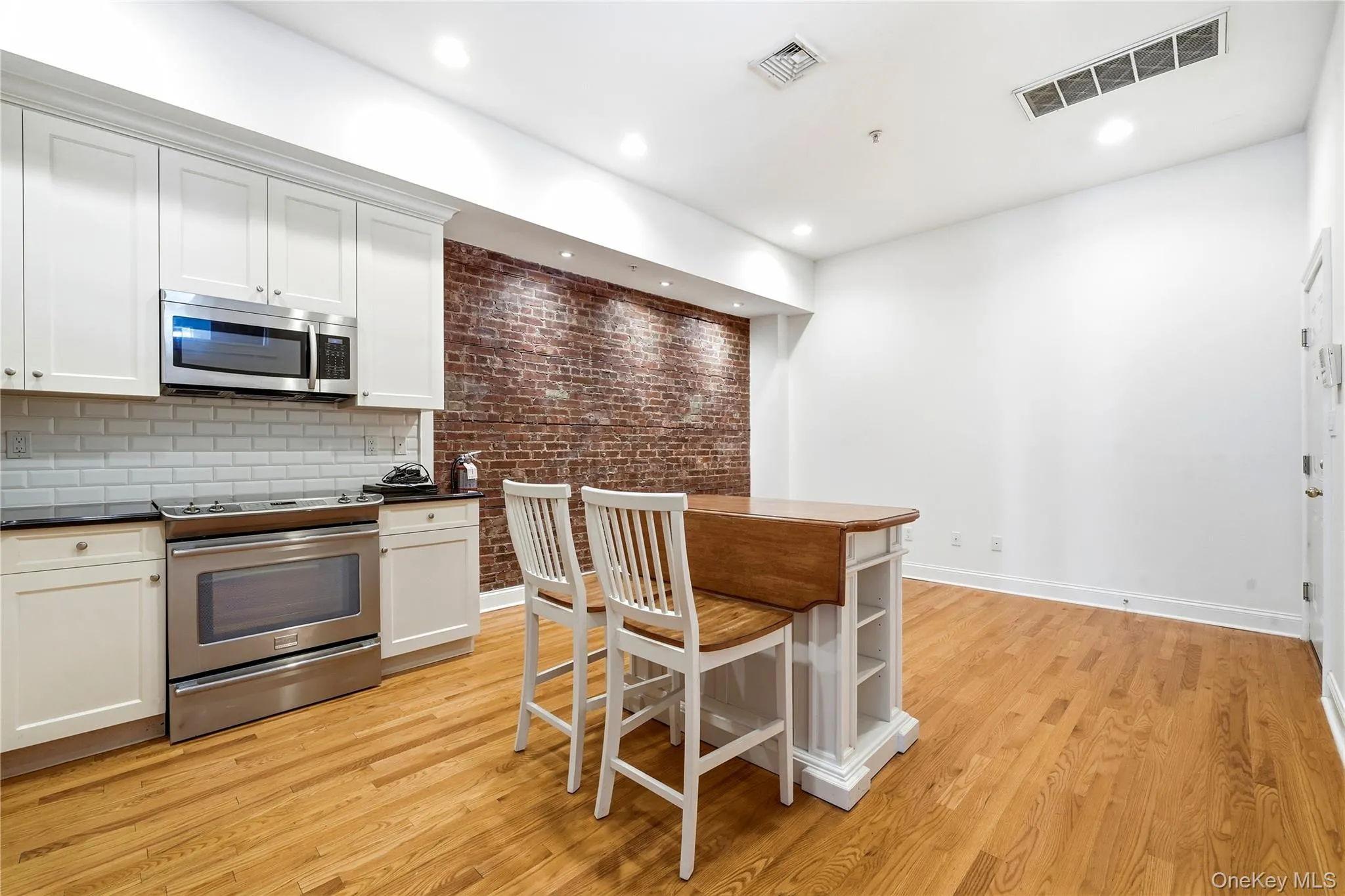 276 Main Street, Huntington, NY, 1 Bedroom Bedrooms, 4 Room Rooms,1 BathroomBathrooms,Residential Lease,For Rent,Main,0,1055433 276 Main Street, Huntington, NY, 1 Bedroom Bedrooms, 4 Room Rooms,1 BathroomBathrooms,Residential Lease,For Rent,Main,0,1055433