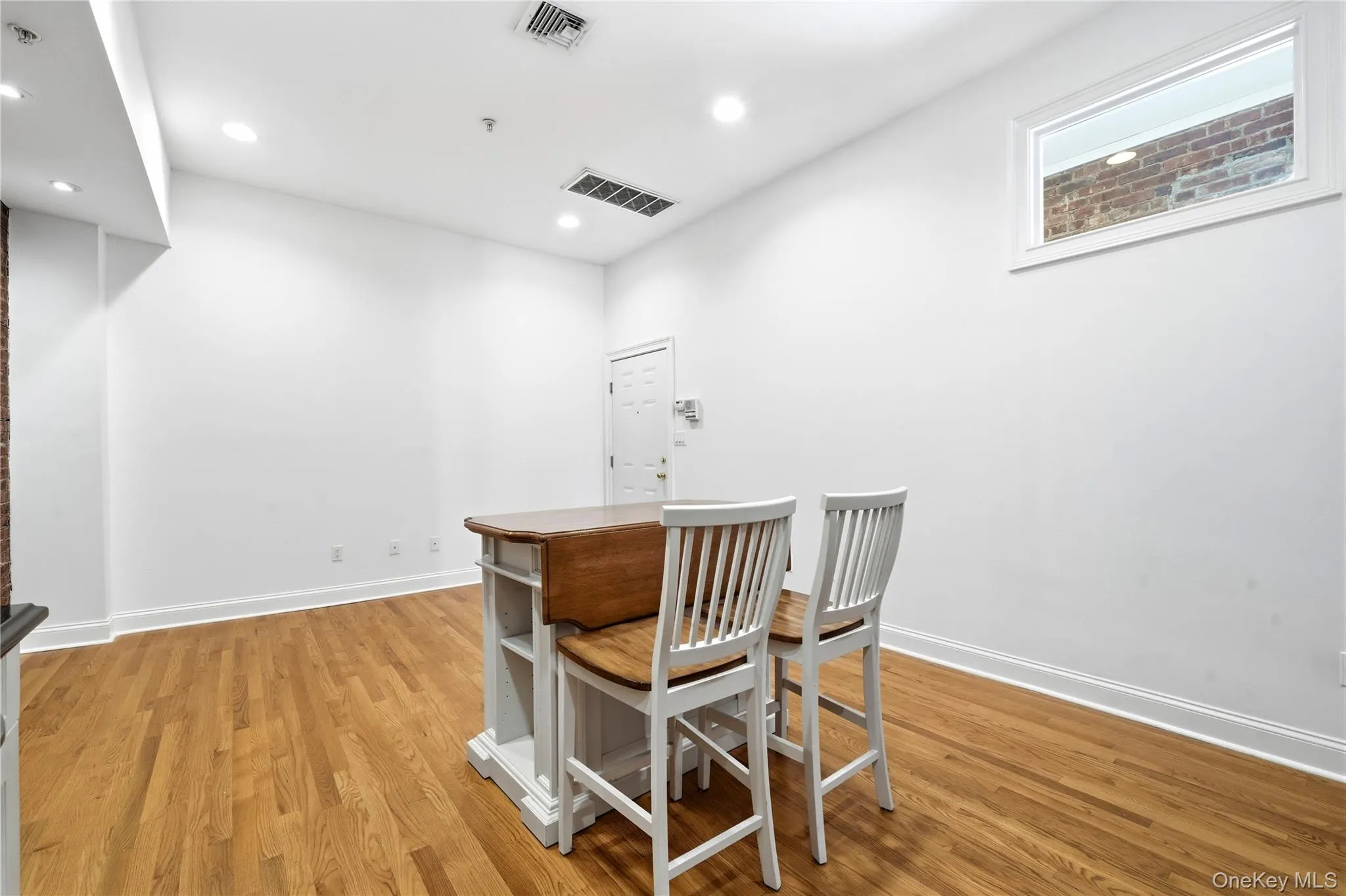 276 Main Street, Huntington, NY, 1 Bedroom Bedrooms, 4 Room Rooms,1 BathroomBathrooms,Residential Lease,For Rent,Main,0,1055433 276 Main Street, Huntington, NY, 1 Bedroom Bedrooms, 4 Room Rooms,1 BathroomBathrooms,Residential Lease,For Rent,Main,0,1055433