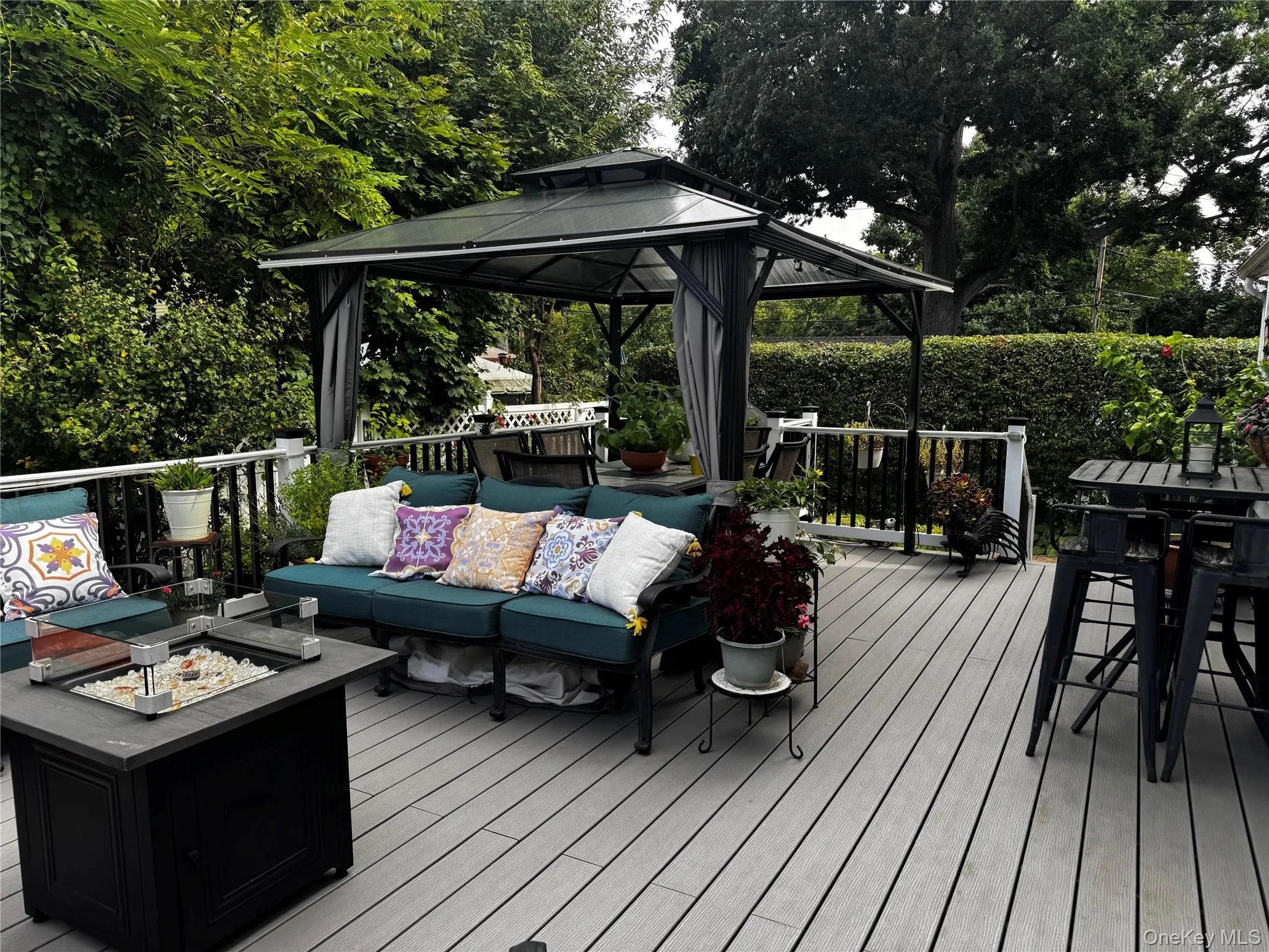 Maintenance free composite deck Maintenance free composite deck