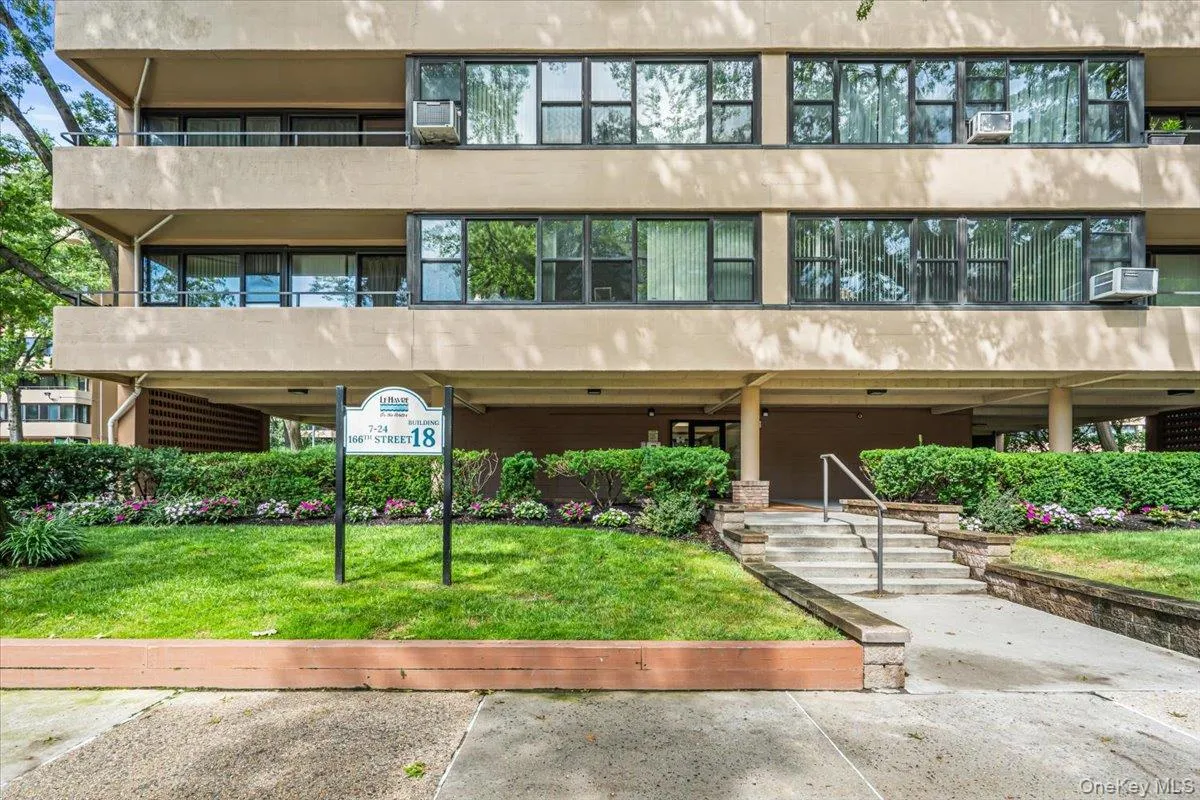 7-24 166th Street, New York, NY, 1 Bedroom Bedrooms, 4 Rooms Rooms,1 BathroomBathrooms,Residential,For Rent,166th,0,1055501 7-24 166th Street, New York, NY, 1 Bedroom Bedrooms, 4 Rooms Rooms,1 BathroomBathrooms,Residential,For Rent,166th,0,1055501