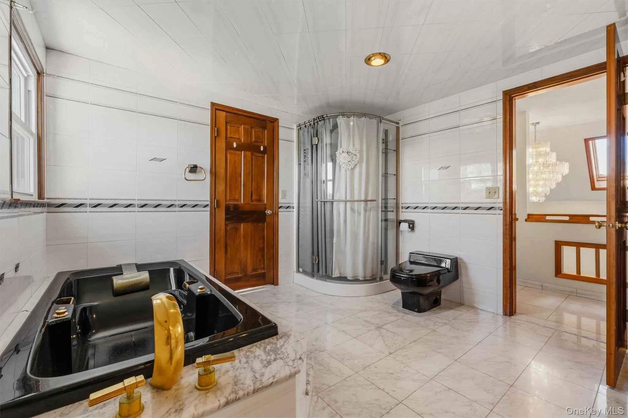 Bathroom with access to hall and second primary suite Bathroom with access to hall and second primary suite
