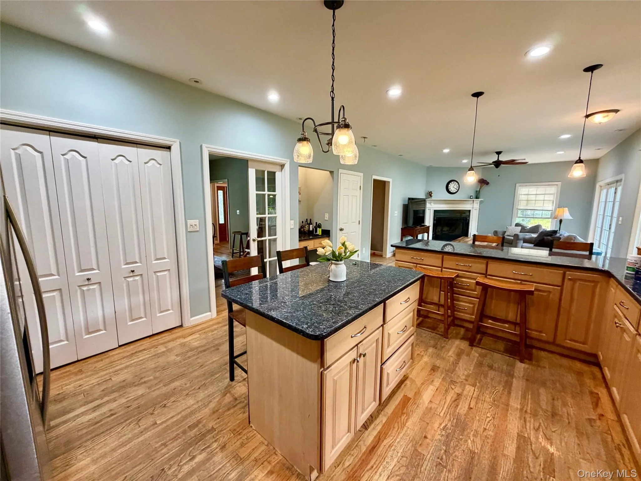 Fantastic oversized kitchen with open- concept to the family room and fireplace! Fantastic oversized kitchen with open- concept to the family room and fireplace!