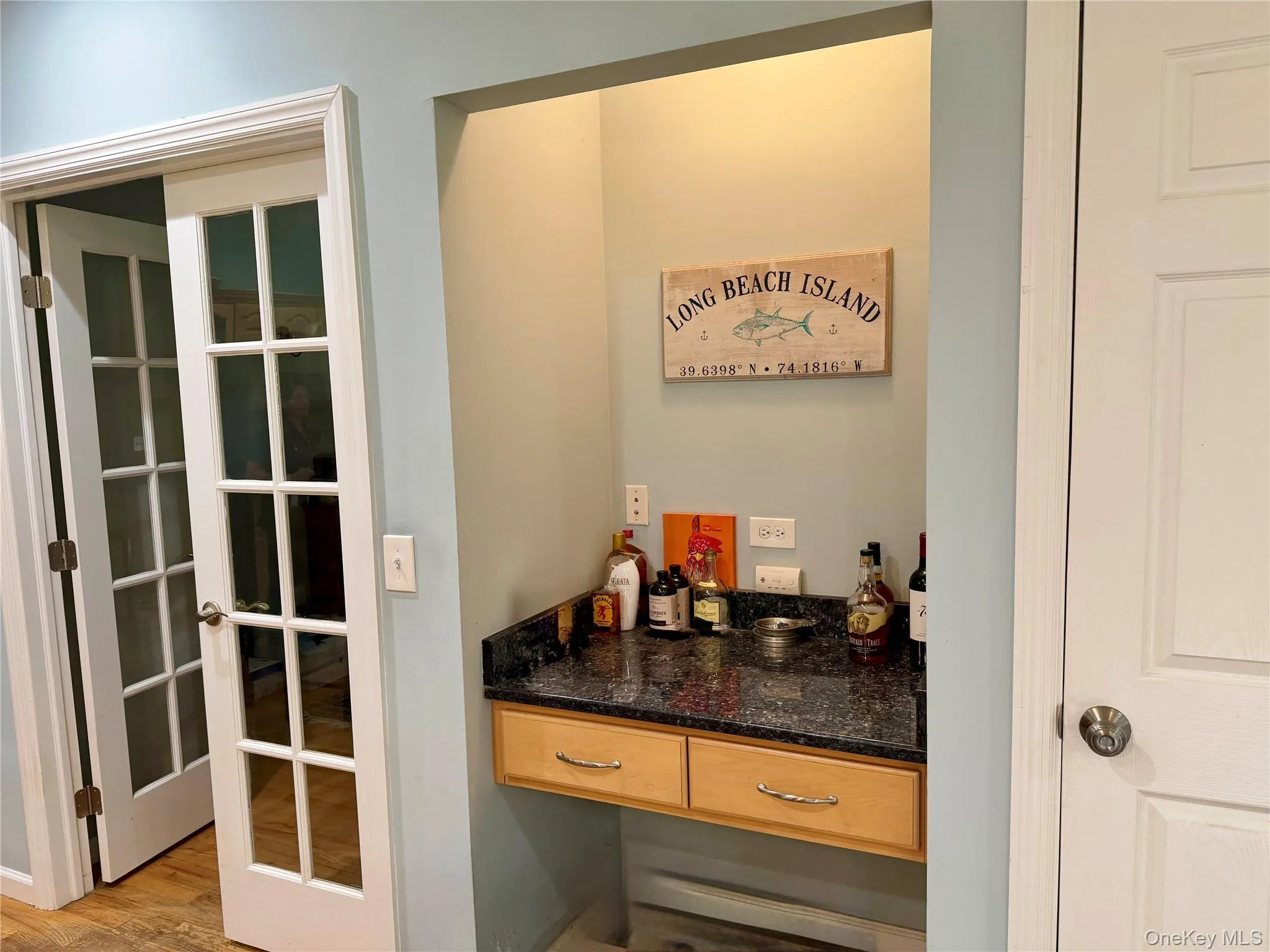 Built-in lighted nook. Perfect for drinks or a homework area! Built-in lighted nook. Perfect for drinks or a homework area!