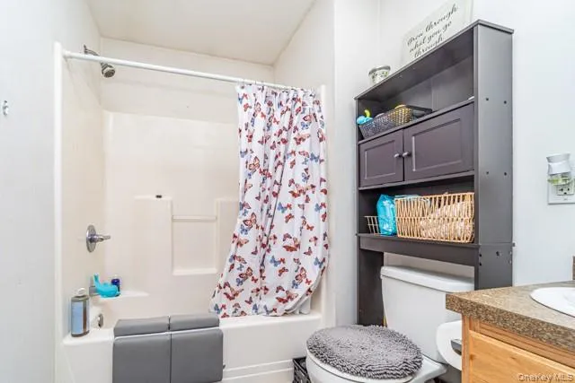 Shower/tub combination with chrome fixtures and integrated shelving Shower/tub combination with chrome fixtures and integrated shelving