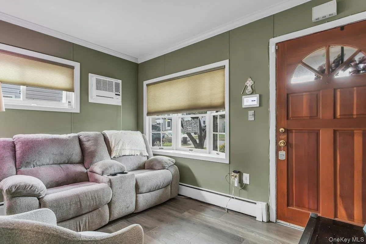 Front Entrance/Sitting Room with /Double Coat Closet Front Entrance/Sitting Room with /Double Coat Closet