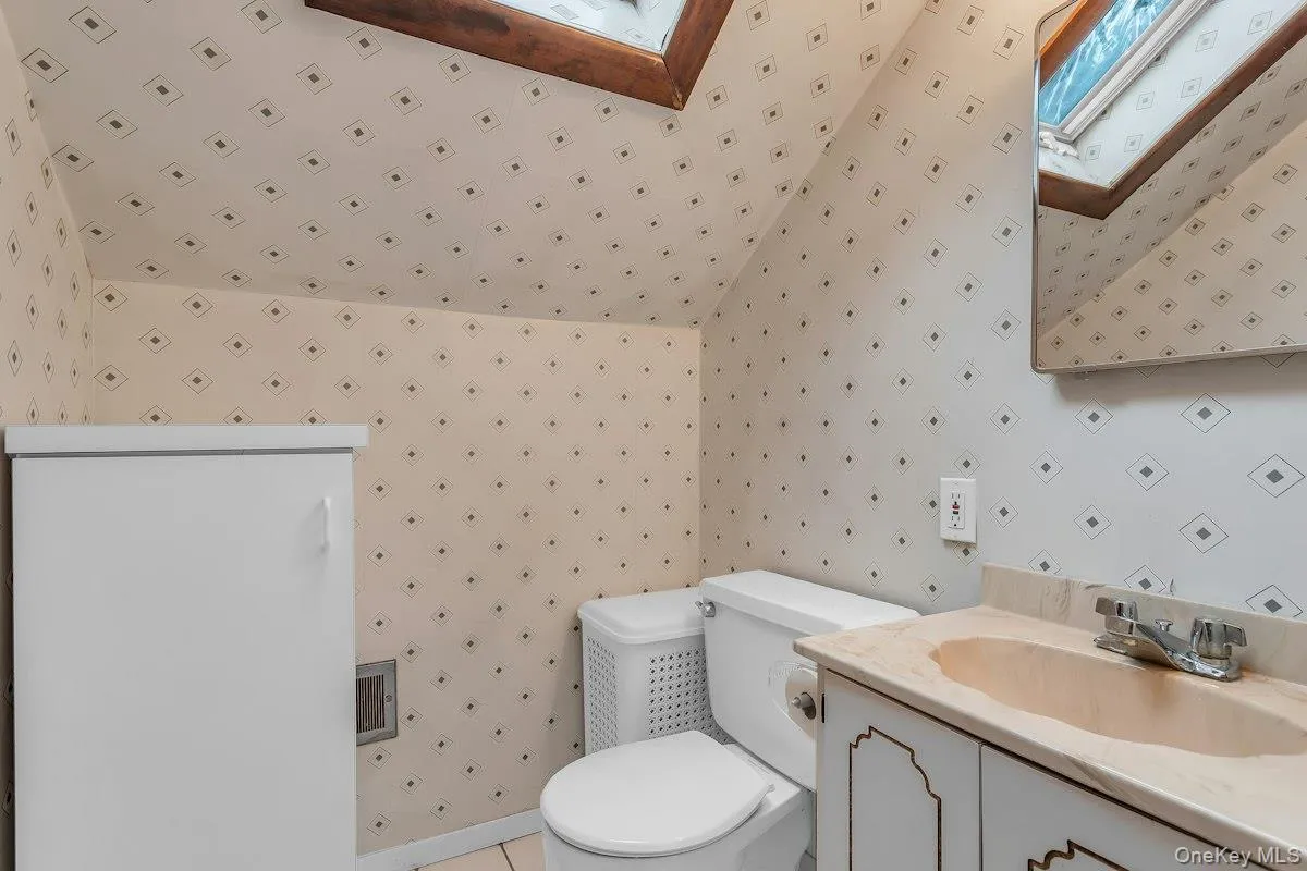 Has Skylight, Ceramic Tiled Floor Has Skylight, Ceramic Tiled Floor