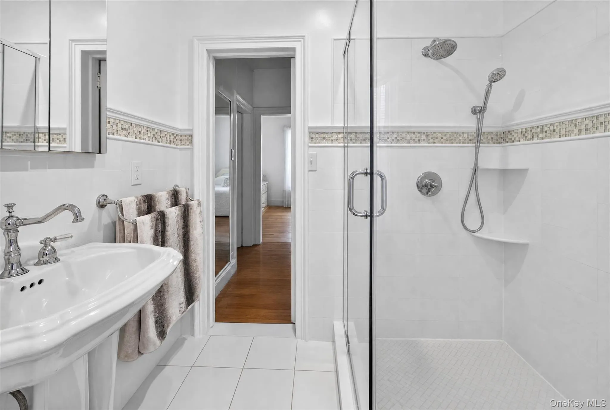 2518 Glebe Avenue, New York, NY, 3 Bedrooms Bedrooms, 10 Rooms Rooms,1 BathroomBathrooms,Residential,For Rent,Glebe,0,1055590 2518 Glebe Avenue, New York, NY, 3 Bedrooms Bedrooms, 10 Rooms Rooms,1 BathroomBathrooms,Residential,For Rent,Glebe,0,1055590