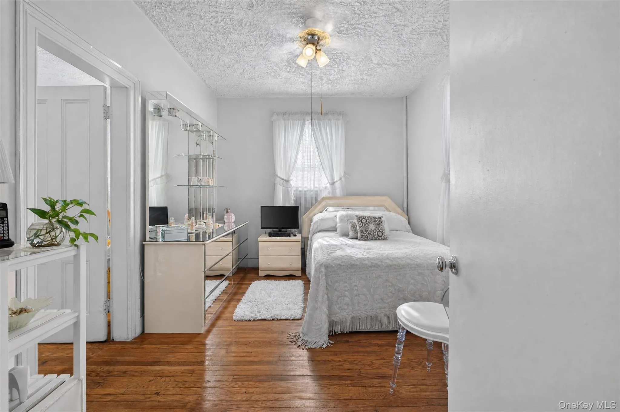 2518 Glebe Avenue, New York, NY, 3 Bedrooms Bedrooms, 10 Rooms Rooms,1 BathroomBathrooms,Residential,For Rent,Glebe,0,1055590 2518 Glebe Avenue, New York, NY, 3 Bedrooms Bedrooms, 10 Rooms Rooms,1 BathroomBathrooms,Residential,For Rent,Glebe,0,1055590