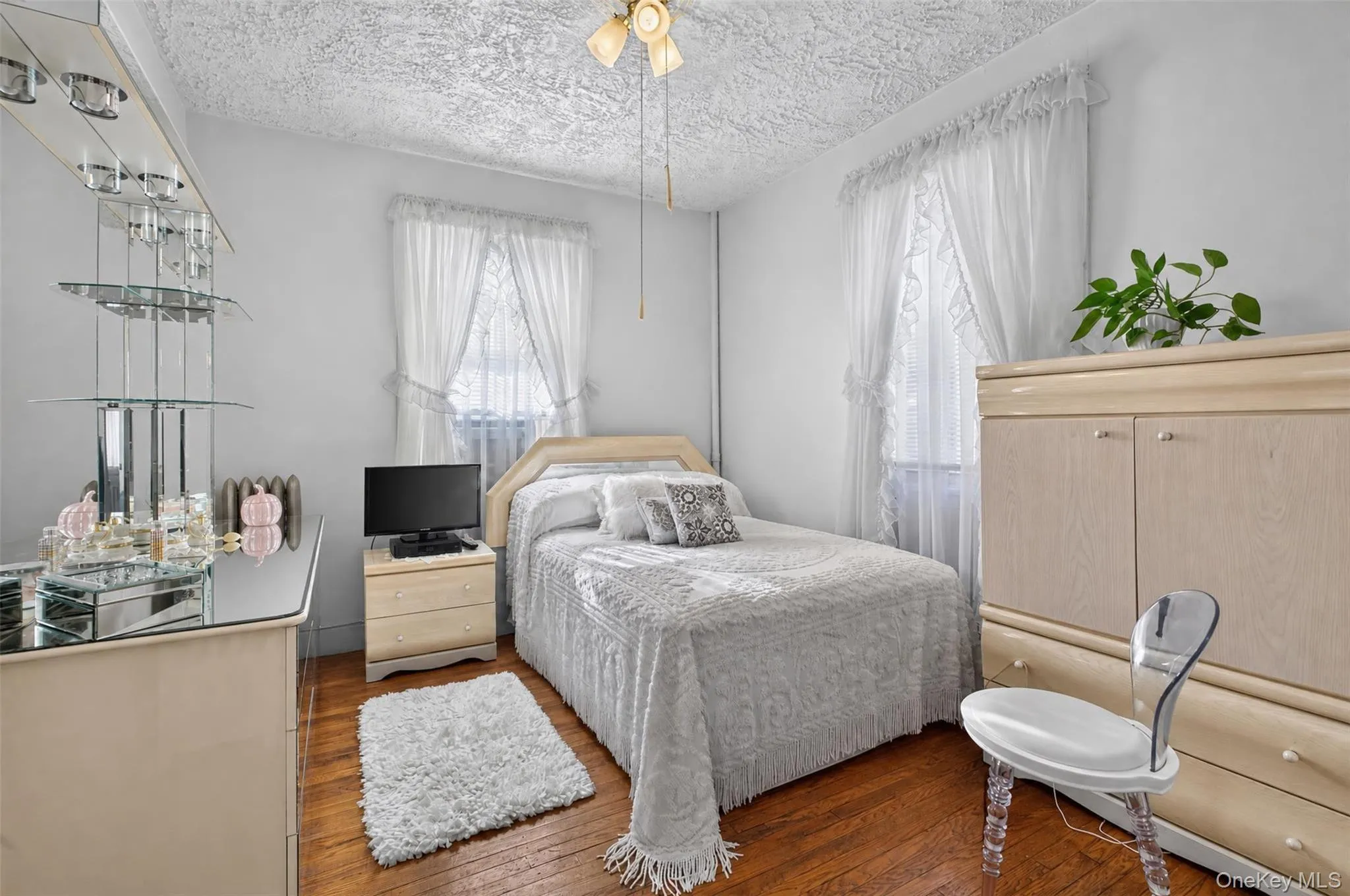 2518 Glebe Avenue, New York, NY, 3 Bedrooms Bedrooms, 10 Rooms Rooms,1 BathroomBathrooms,Residential,For Rent,Glebe,0,1055590 2518 Glebe Avenue, New York, NY, 3 Bedrooms Bedrooms, 10 Rooms Rooms,1 BathroomBathrooms,Residential,For Rent,Glebe,0,1055590