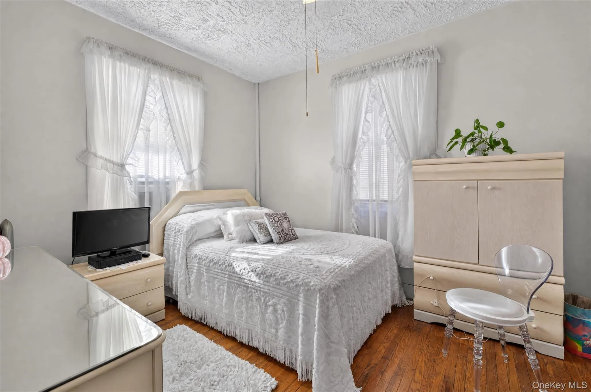 2518 Glebe Avenue, New York, NY, 3 Bedrooms Bedrooms, 10 Rooms Rooms,1 BathroomBathrooms,Residential,For Rent,Glebe,0,1055590 2518 Glebe Avenue, New York, NY, 3 Bedrooms Bedrooms, 10 Rooms Rooms,1 BathroomBathrooms,Residential,For Rent,Glebe,0,1055590
