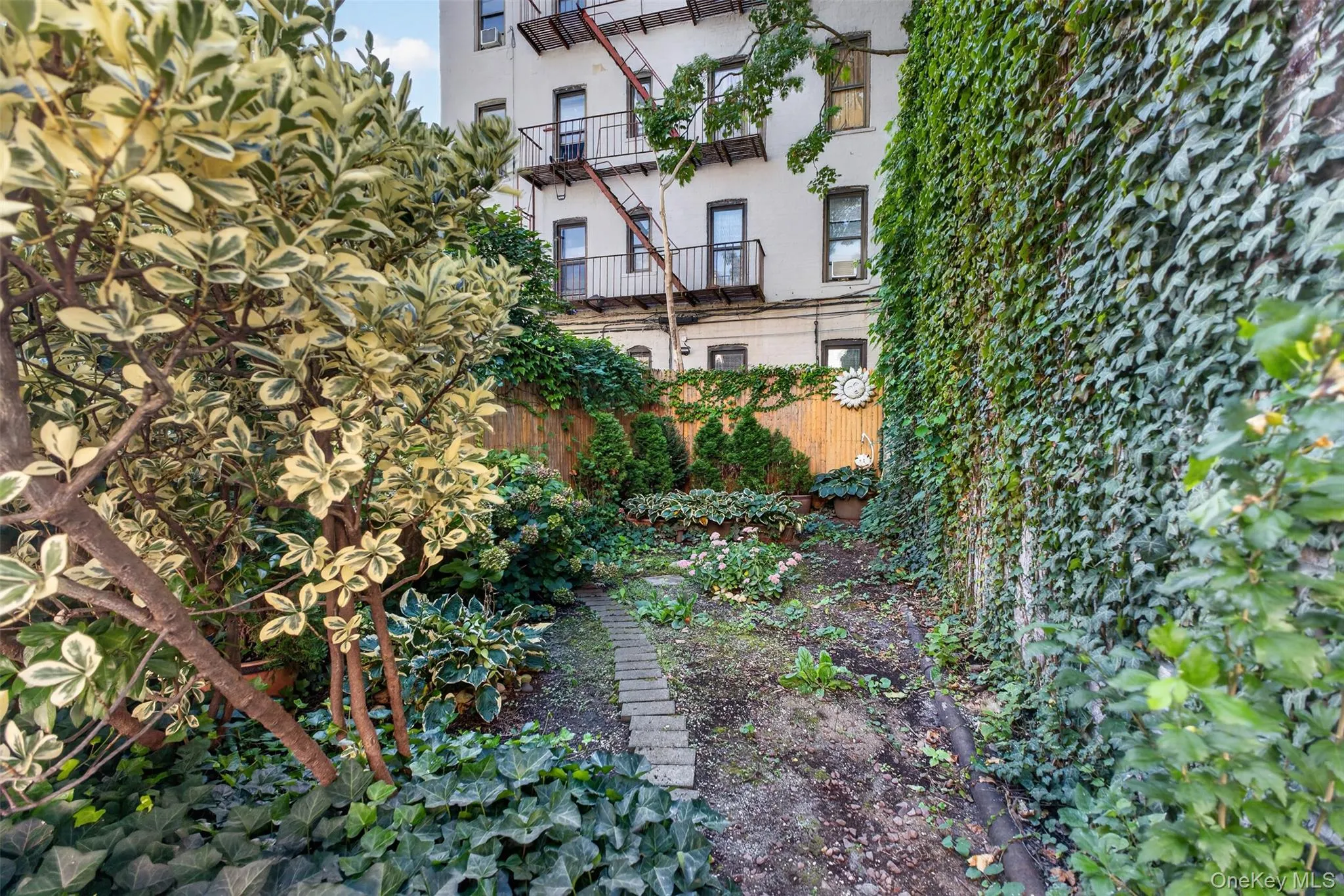 2518 Glebe Avenue, New York, NY, 3 Bedrooms Bedrooms, 10 Rooms Rooms,1 BathroomBathrooms,Residential,For Rent,Glebe,0,1055590 2518 Glebe Avenue, New York, NY, 3 Bedrooms Bedrooms, 10 Rooms Rooms,1 BathroomBathrooms,Residential,For Rent,Glebe,0,1055590