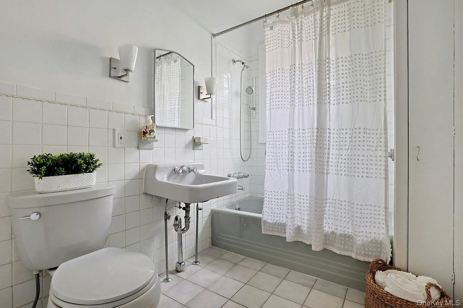 Bathroom #1 on first fl. Bathroom #1 on first fl.