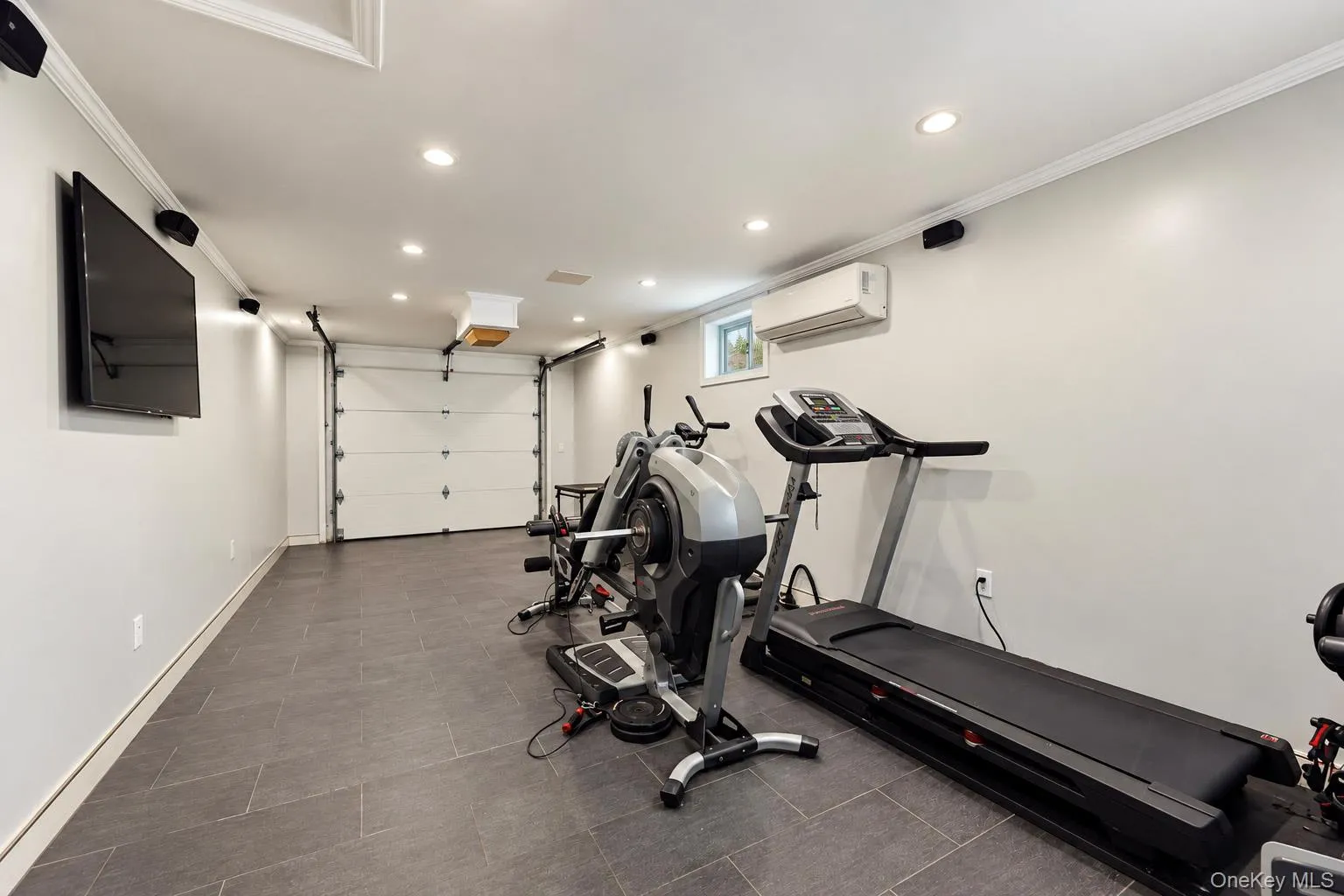 Garage/home gym. Garage/home gym.