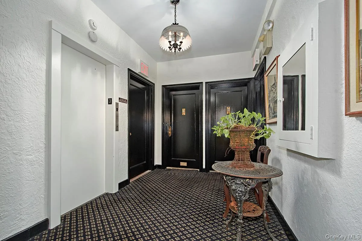 Elevator and 4 apartments in this section Elevator and 4 apartments in this section