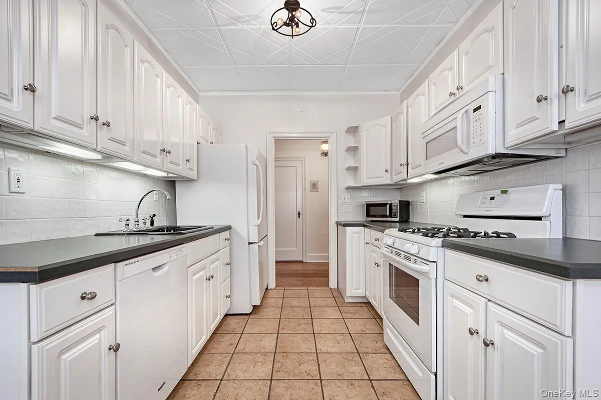 16 Chatsworth Avenue, Mamaroneck, NY, 1 Bedroom Bedrooms, 4 Rooms Rooms,1 BathroomBathrooms,Residential,For Rent,Chatsworth,0,1055632 16 Chatsworth Avenue, Mamaroneck, NY, 1 Bedroom Bedrooms, 4 Rooms Rooms,1 BathroomBathrooms,Residential,For Rent,Chatsworth,0,1055632