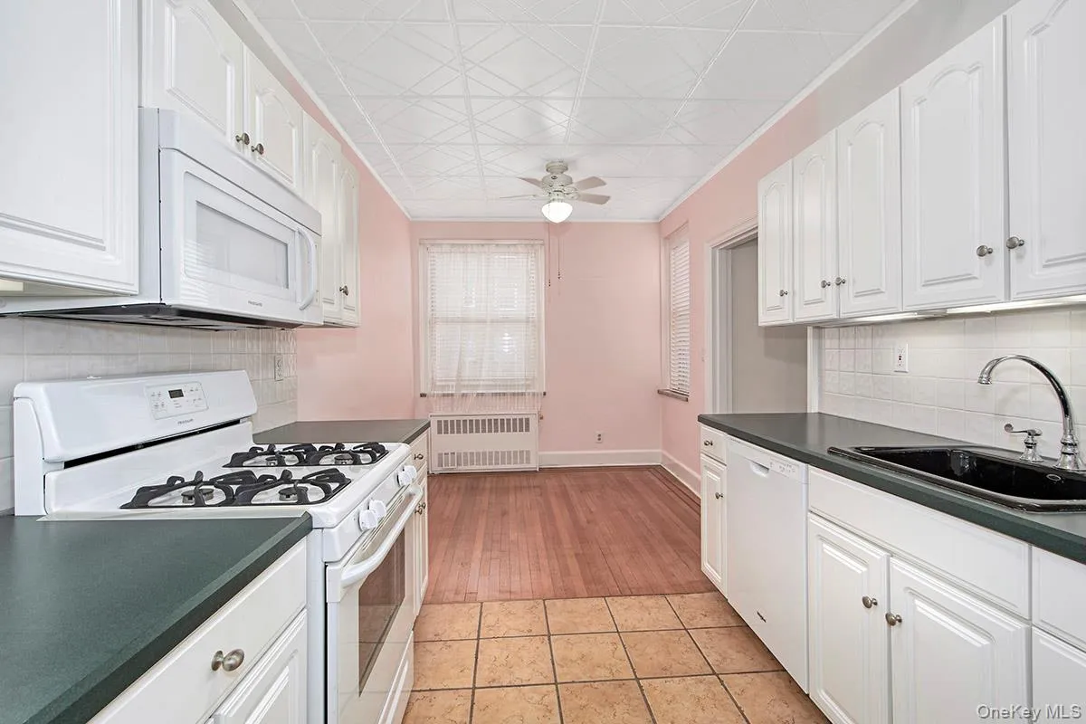 16 Chatsworth Avenue, Mamaroneck, NY, 1 Bedroom Bedrooms, 4 Rooms Rooms,1 BathroomBathrooms,Residential,For Rent,Chatsworth,0,1055632 16 Chatsworth Avenue, Mamaroneck, NY, 1 Bedroom Bedrooms, 4 Rooms Rooms,1 BathroomBathrooms,Residential,For Rent,Chatsworth,0,1055632