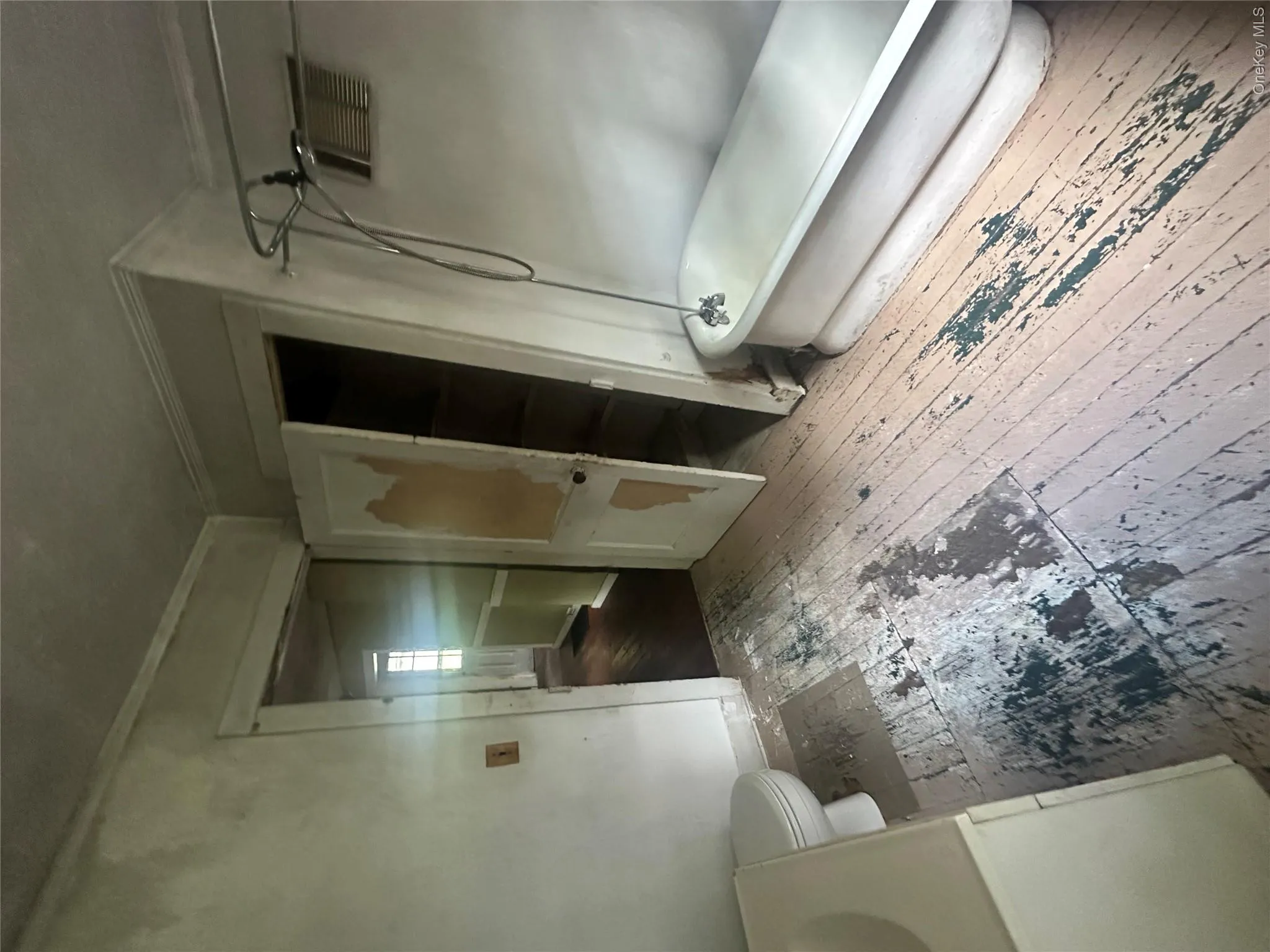 bathroom bathroom