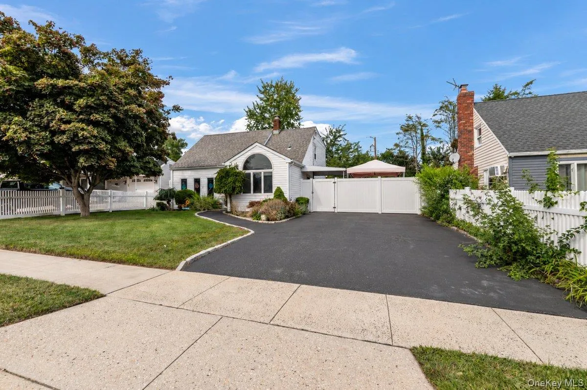 61 Hollyhock Road, Hempstead, NY, 3 Bedrooms Bedrooms, 6 Rooms Rooms,2 BathroomsBathrooms,Residential,For Rent,Hollyhock,0,1055683 61 Hollyhock Road, Hempstead, NY, 3 Bedrooms Bedrooms, 6 Rooms Rooms,2 BathroomsBathrooms,Residential,For Rent,Hollyhock,0,1055683