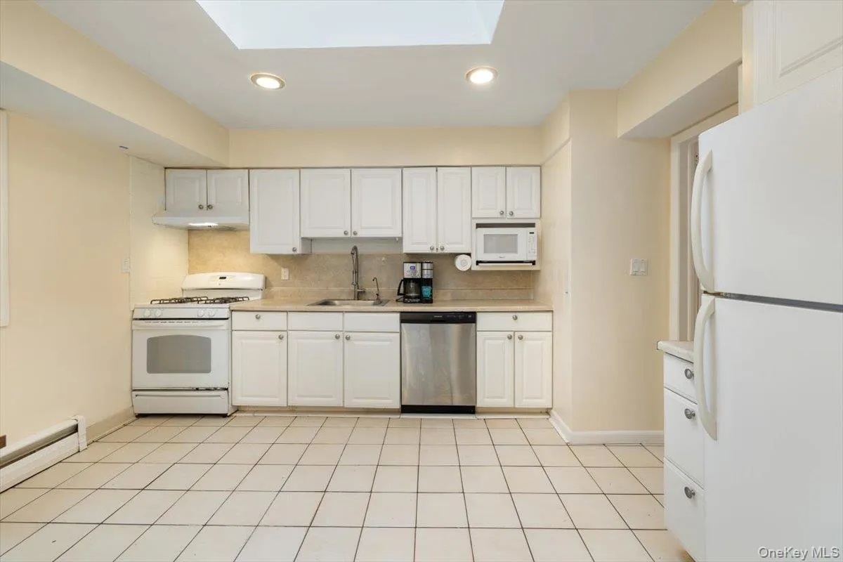 22 cedar Street, Oyster Bay, NY, 4 Bedrooms Bedrooms, 7 Rooms Rooms,2 BathroomsBathrooms,Residential,For Rent,cedar,0,1055703 22 cedar Street, Oyster Bay, NY, 4 Bedrooms Bedrooms, 7 Rooms Rooms,2 BathroomsBathrooms,Residential,For Rent,cedar,0,1055703