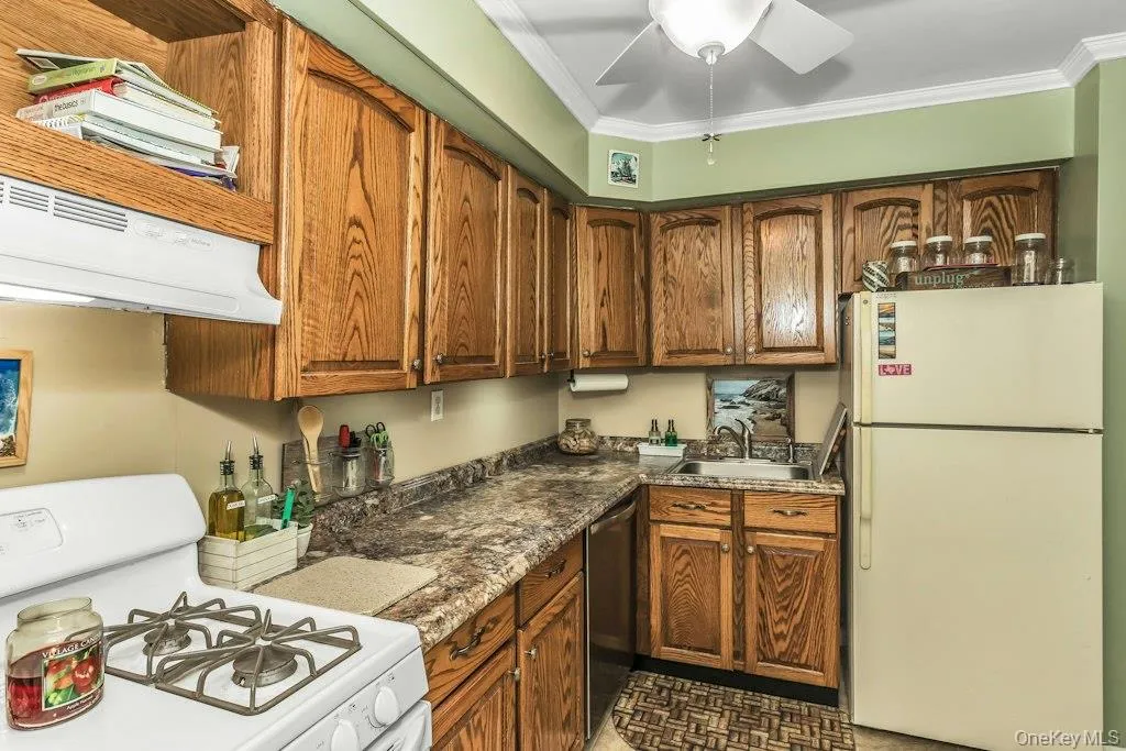 Kitchen with gas cooking Kitchen with gas cooking