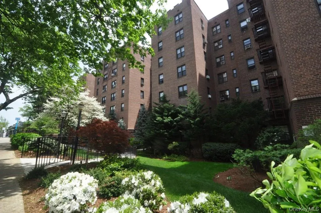 The Kenilworth is one of the closest buildings to the Scarsdale train station and village. It also has one of the shortest waitlist for indoor parking on Garth Road. The Kenilworth is one of the closest buildings to the Scarsdale train station and village. It also has one of the shortest waitlist for indoor parking on Garth Road.