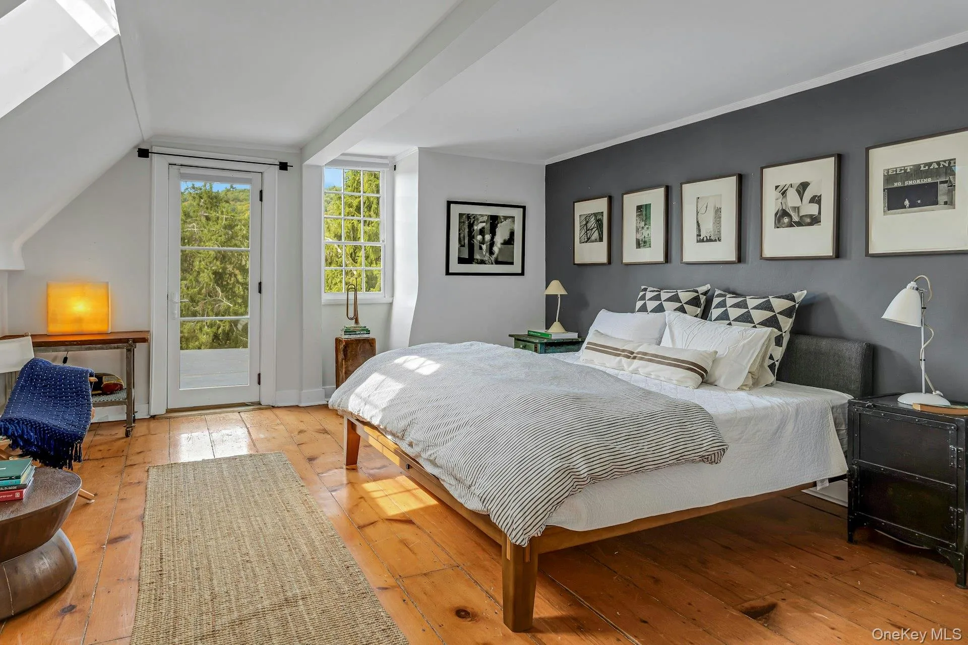 Bedroom w/access to rooftop/sitting area Bedroom w/access to rooftop/sitting area