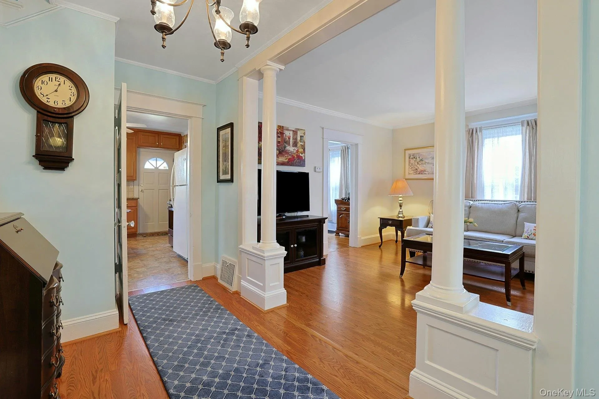 Gorgeous floors, columns, moldings Gorgeous floors, columns, moldings