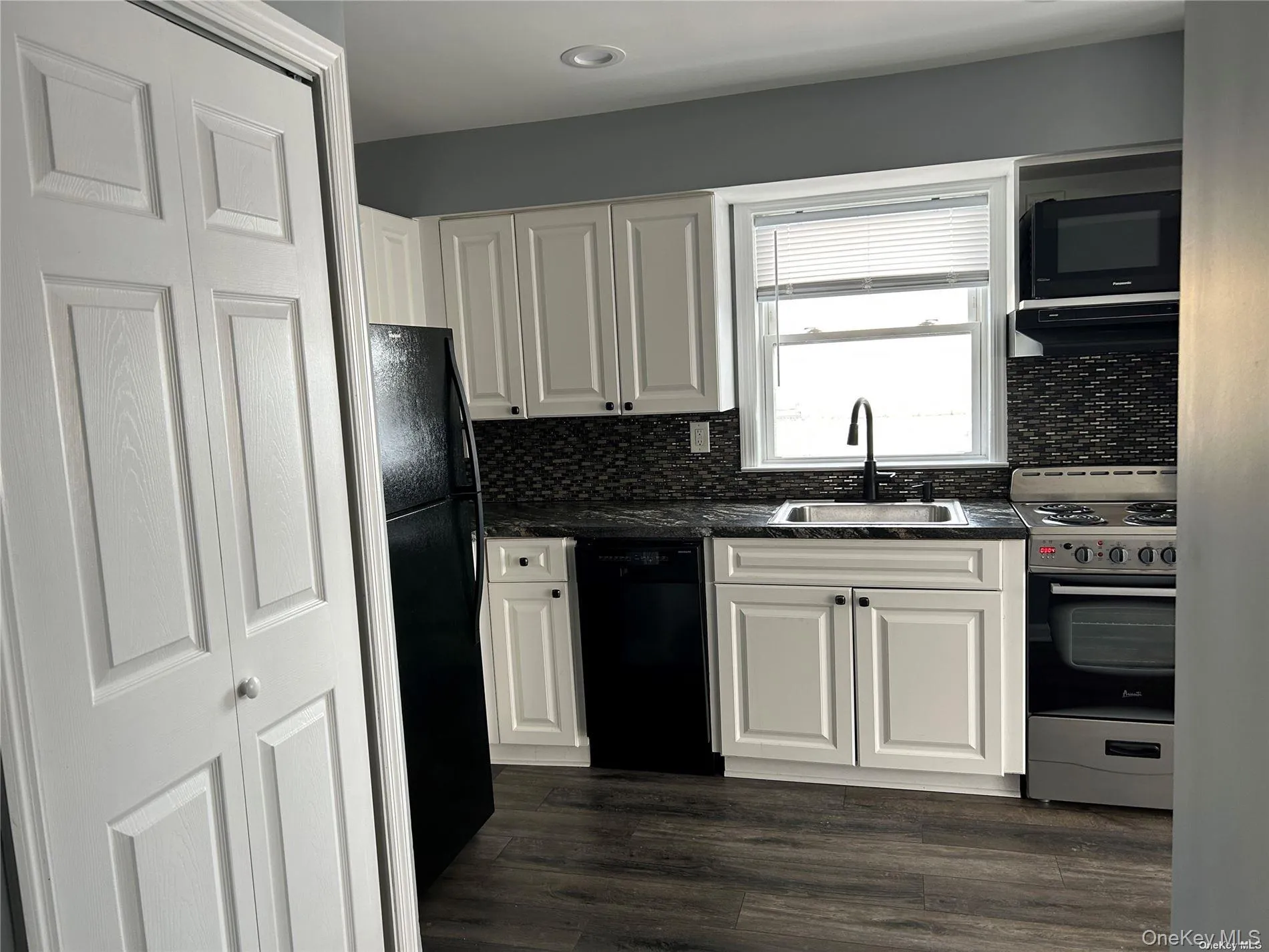 236 a Main Street, Oyster Bay, NY, 1 Bedroom Bedrooms, 4 Rooms Rooms,1 BathroomBathrooms,Residential Lease,For Rent,Main,0,1055798 236 a Main Street, Oyster Bay, NY, 1 Bedroom Bedrooms, 4 Rooms Rooms,1 BathroomBathrooms,Residential Lease,For Rent,Main,0,1055798