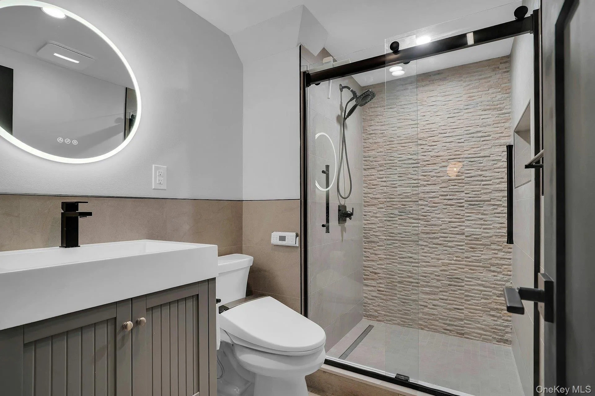 Gorgeous full bathroom. Gorgeous full bathroom.
