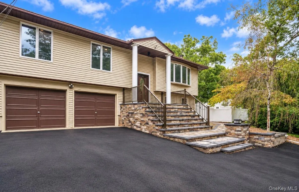 2 Car Garage. 2 Car Garage.