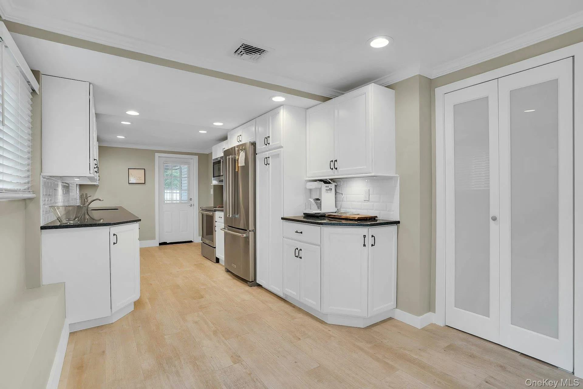 Summer kitchen. Summer kitchen.