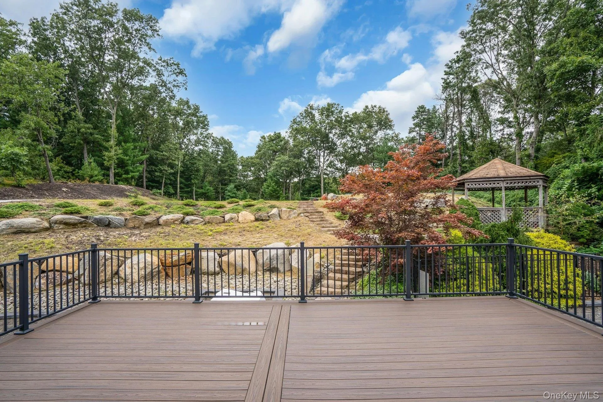Upstate feeling when looking out over the yard. Upstate feeling when looking out over the yard.