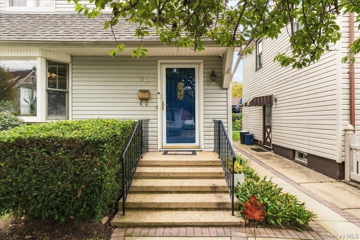 30 Astor Place, North Hempstead, NY, 4 Bedrooms Bedrooms, 10 Rooms Rooms,3 BathroomsBathrooms,Residential,For Rent,Astor,0,1055815 30 Astor Place, North Hempstead, NY, 4 Bedrooms Bedrooms, 10 Rooms Rooms,3 BathroomsBathrooms,Residential,For Rent,Astor,0,1055815