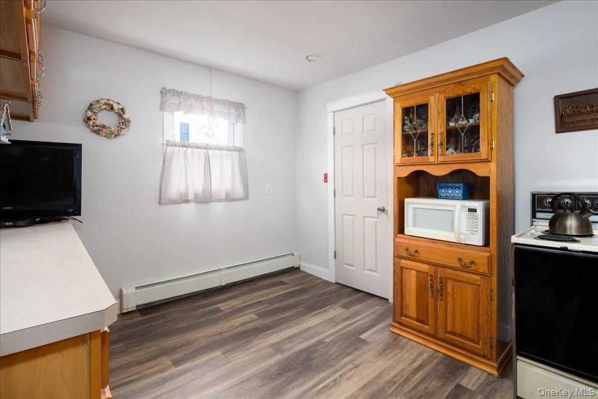 8 Park Circle, Babylon, NY, 3 Bedrooms Bedrooms, 7 Rooms Rooms,1 BathroomBathrooms,Residential,For Rent,Park,0,1055821 8 Park Circle, Babylon, NY, 3 Bedrooms Bedrooms, 7 Rooms Rooms,1 BathroomBathrooms,Residential,For Rent,Park,0,1055821