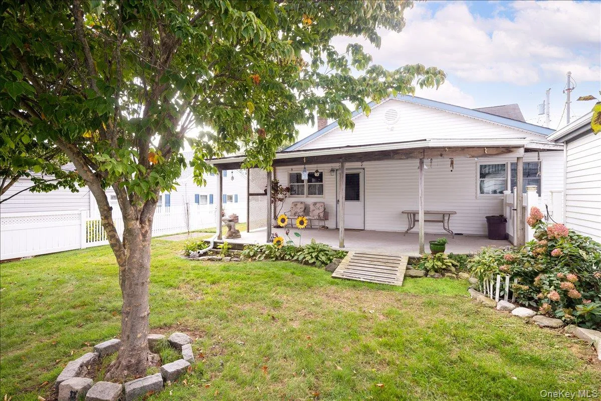 8 Park Circle, Babylon, NY, 3 Bedrooms Bedrooms, 7 Rooms Rooms,1 BathroomBathrooms,Residential,For Rent,Park,0,1055821 8 Park Circle, Babylon, NY, 3 Bedrooms Bedrooms, 7 Rooms Rooms,1 BathroomBathrooms,Residential,For Rent,Park,0,1055821