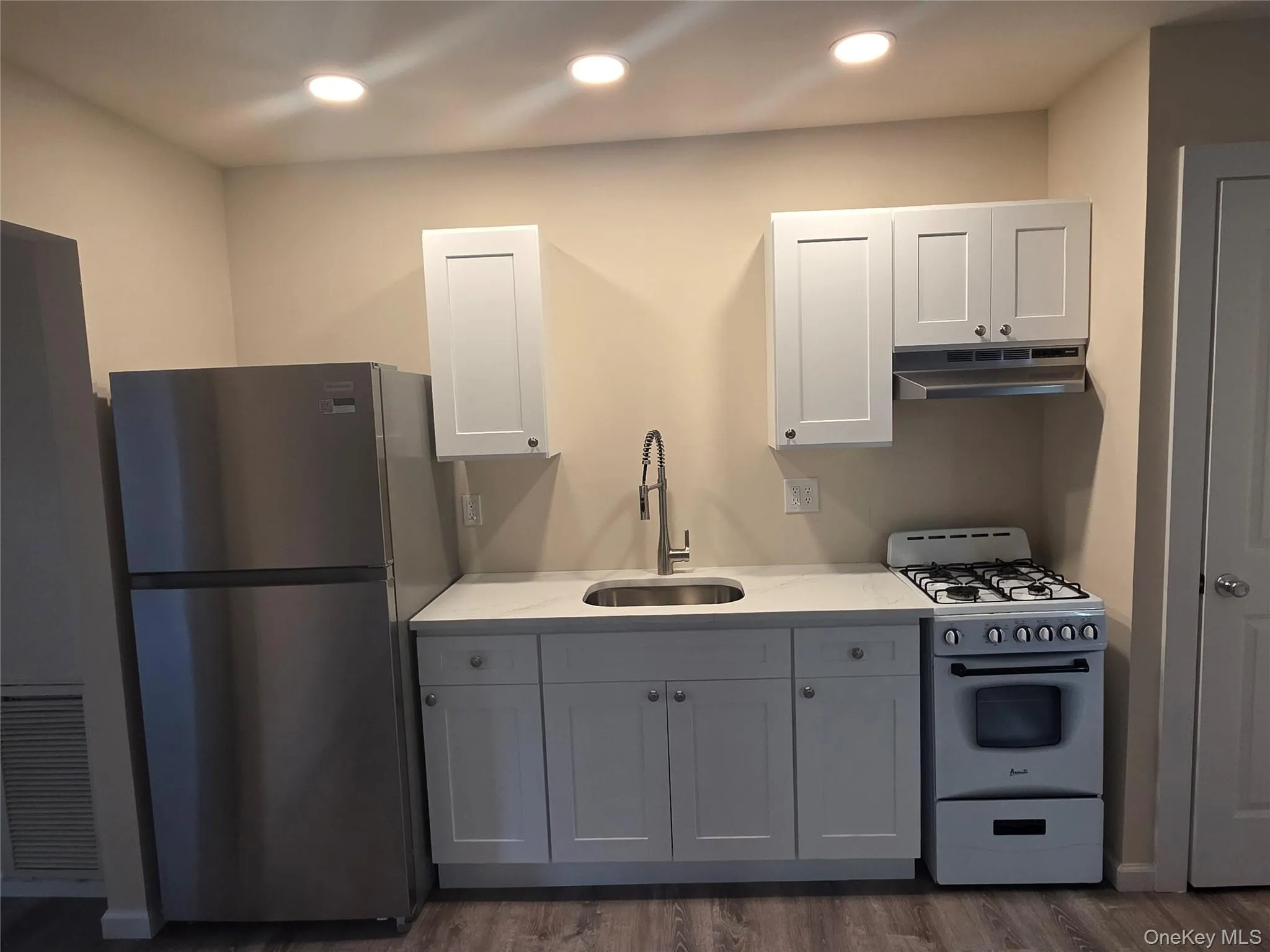 360 Larkfield Road, Huntington, NY, 1 Bedroom Bedrooms, 4 Room Rooms,1 BathroomBathrooms,Residential Lease,For Rent,Larkfield,0,1055823 360 Larkfield Road, Huntington, NY, 1 Bedroom Bedrooms, 4 Room Rooms,1 BathroomBathrooms,Residential Lease,For Rent,Larkfield,0,1055823